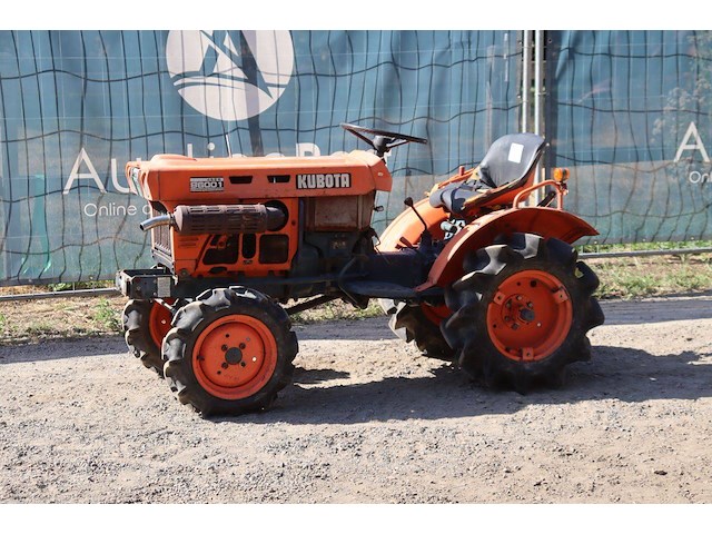 Minitractor kubota b6001 diesel 12pk - afbeelding 1 van  1