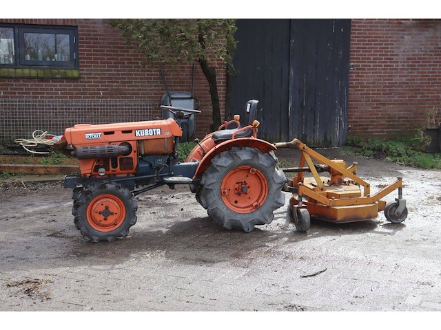 Minitractor kubota b7001 diesel 13pk met grasmaaier - afbeelding 1 van  1