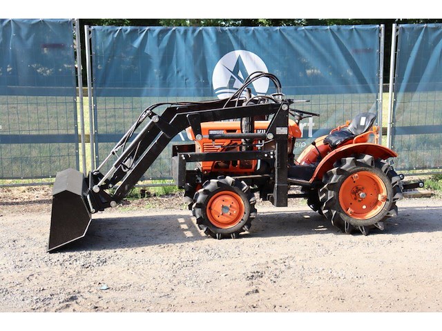Minitractor kubota b7001 diesel 14pk met voorlader - afbeelding 1 van  1