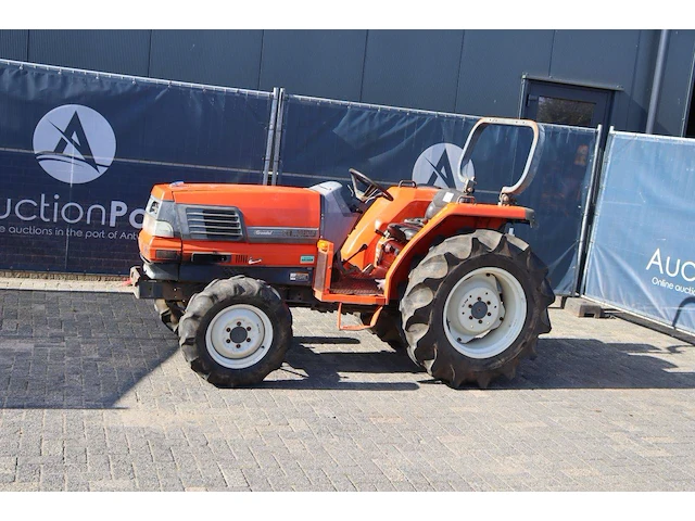 Minitractor kubota grandel gl320 diesel 32pk - afbeelding 1 van  1