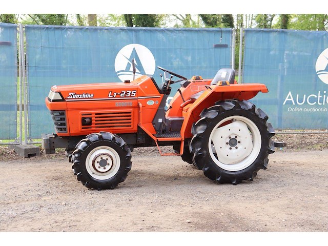 Minitractor kubota l1-235d diesel 23pk - afbeelding 1 van  1