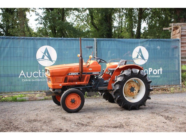 Minitractor kubota l2601 diesel 26pk - afbeelding 1 van  1