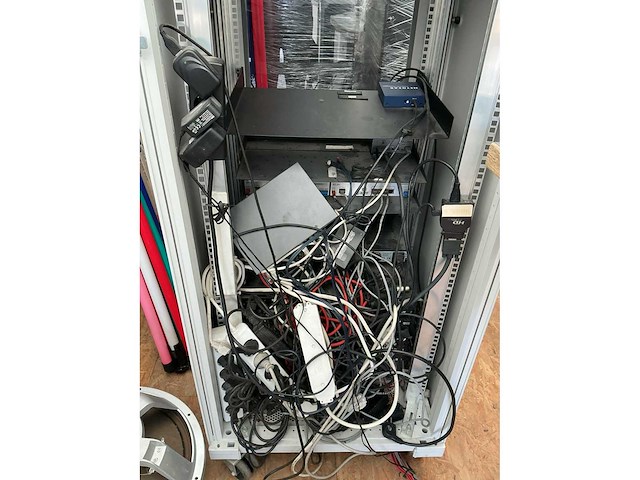 Minkels mobiel audio apparatuur kast met inhoud zie foto’s - afbeelding 4 van  7