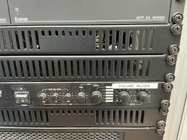 Minkels mobiel audio apparatuur kast met inhoud zie foto’s - afbeelding 5 van  7