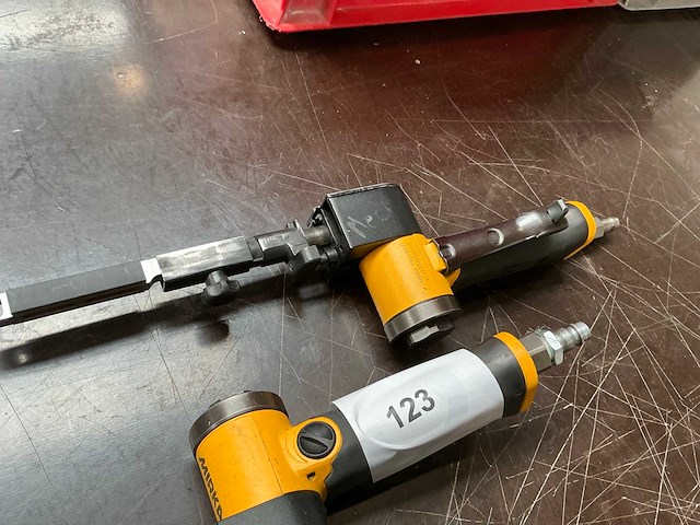 Mirka pbs13nv pneumatische bandschuurmachine (2x) - afbeelding 2 van  3