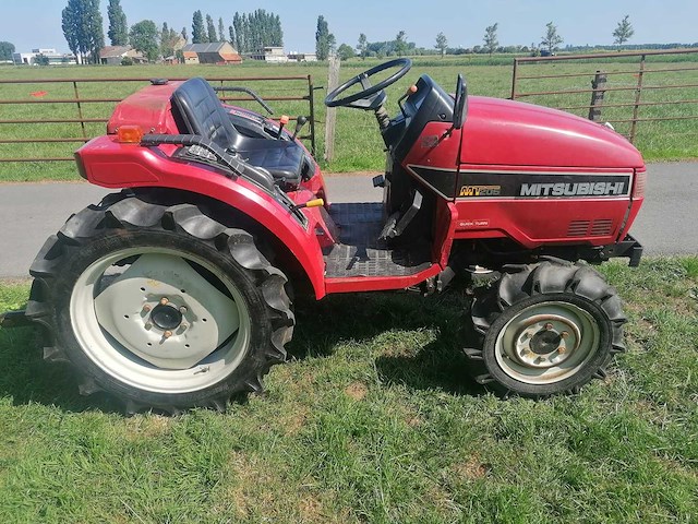 Mitsubishi mt205 vierwielaangedreven minitractor - afbeelding 1 van  9