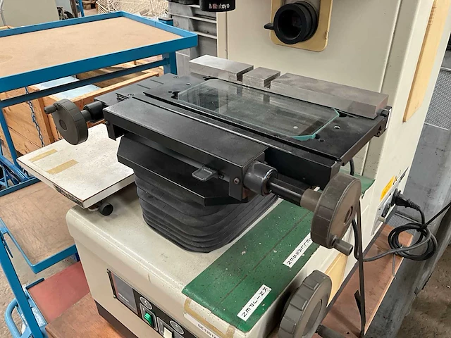 Mitutoyo pj-3000 profielprojector - afbeelding 8 van  10