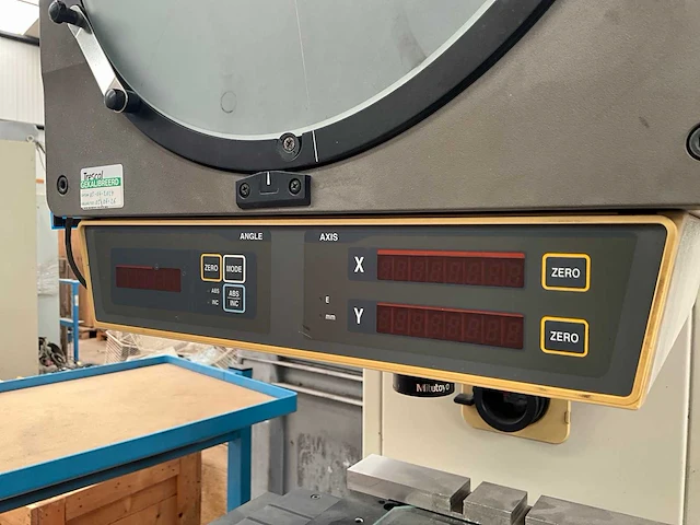 Mitutoyo pj-3000 profielprojector - afbeelding 9 van  10