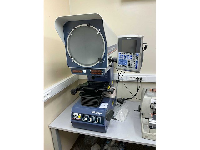 Mitutoyo pj-a3000 profiel projector - afbeelding 2 van  6