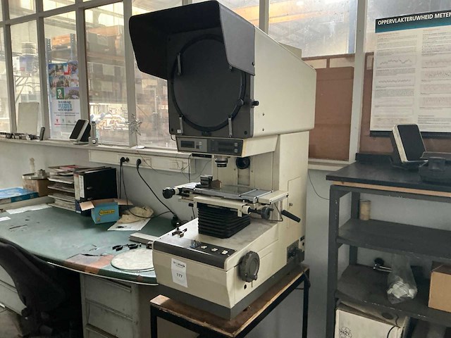 Mitutoyo pj300 profielprojector - afbeelding 1 van  5