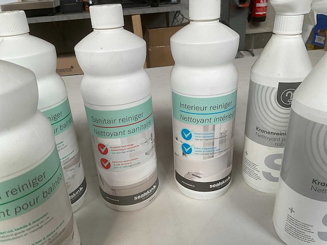 Mix kavel badkamer reinigings producten van o.a. sealskin - afbeelding 3 van  4