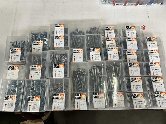 Mix kavel diverse dak en gevel bevestigingsmaterialen - afbeelding 1 van  9