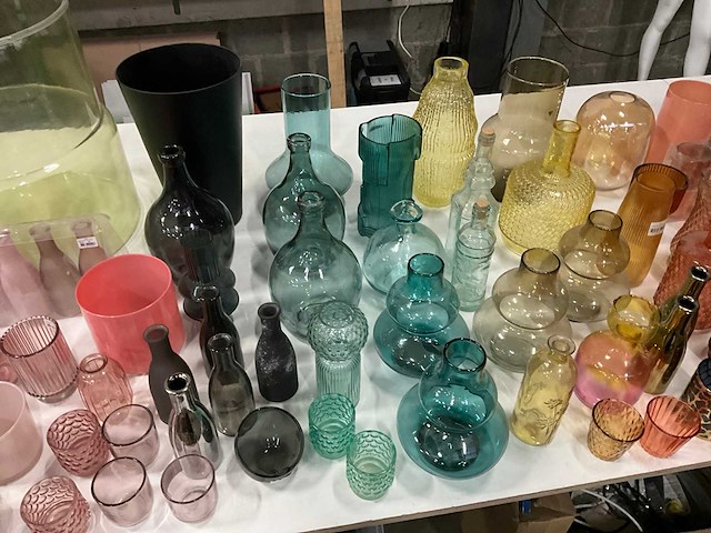 Mix kavel diverse gekleurde vazen - afbeelding 9 van  15