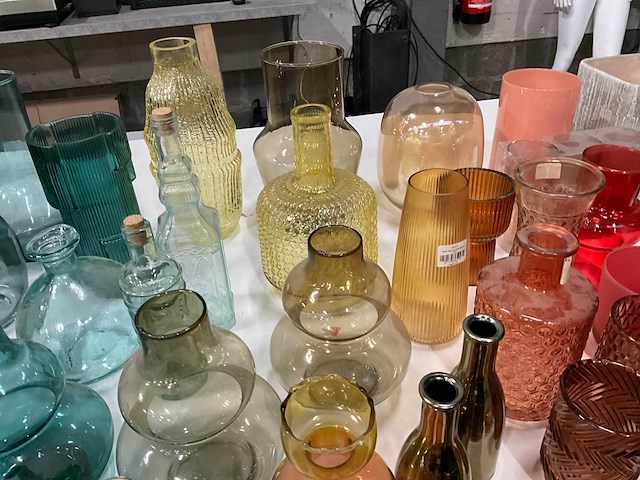 Mix kavel diverse gekleurde vazen - afbeelding 14 van  15