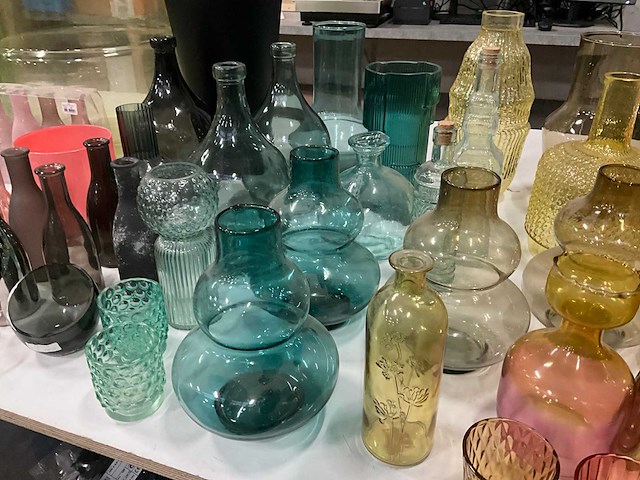 Mix kavel diverse gekleurde vazen - afbeelding 15 van  15