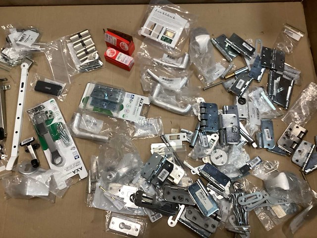 Mix kavel diverse hang- en sluitwerk - afbeelding 1 van  7