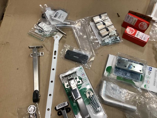 Mix kavel diverse hang- en sluitwerk - afbeelding 2 van  7