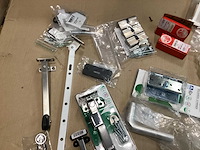 Mix kavel diverse hang- en sluitwerk - afbeelding 2 van  7