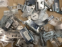 Mix kavel diverse hang- en sluitwerk - afbeelding 5 van  7