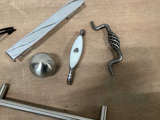 Mix kavel diverse knoppen en grepen (250x) - afbeelding 2 van  10