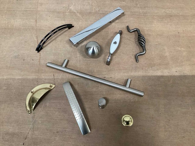 Mix kavel diverse knoppen en grepen (250x) - afbeelding 7 van  10