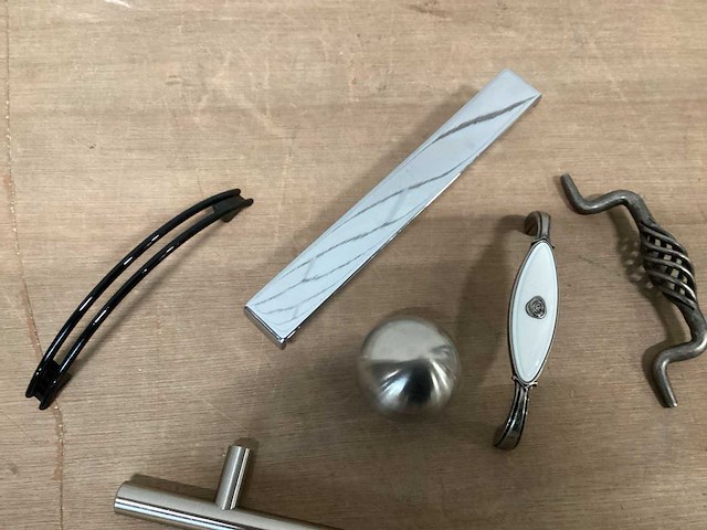 Mix kavel diverse knoppen en grepen (250x) - afbeelding 10 van  10