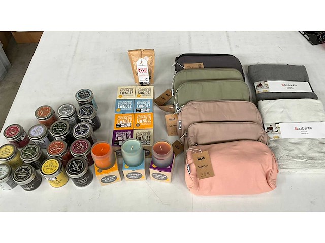 Mix kavel diverse met o.a. kaarsen & toilet tasjes - afbeelding 1 van  9