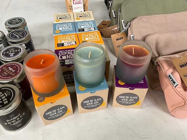 Mix kavel diverse met o.a. kaarsen & toilet tasjes - afbeelding 4 van  9