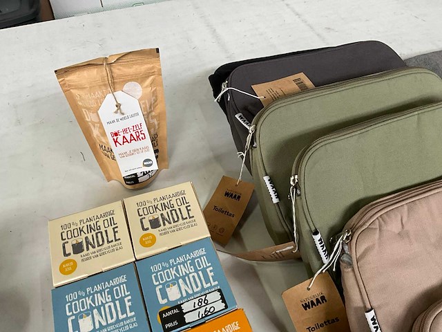 Mix kavel diverse met o.a. kaarsen & toilet tasjes - afbeelding 5 van  9