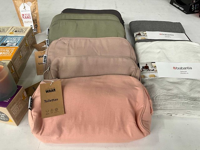 Mix kavel diverse met o.a. kaarsen & toilet tasjes - afbeelding 6 van  9
