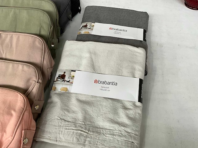 Mix kavel diverse met o.a. kaarsen & toilet tasjes - afbeelding 7 van  9