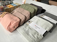 Mix kavel diverse met o.a. kaarsen & toilet tasjes - afbeelding 8 van  9