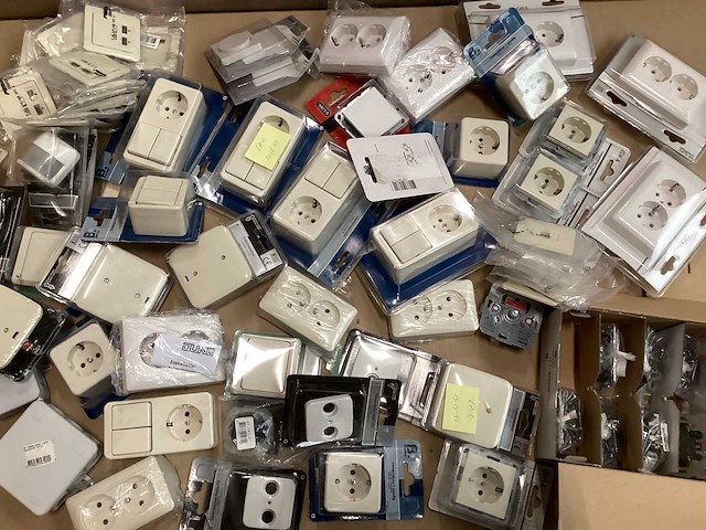 Mix kavel diverse schakelmateriaal - afbeelding 1 van  7