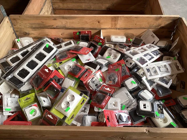 Mix kavel diverse schakelmateriaal - afbeelding 1 van  8