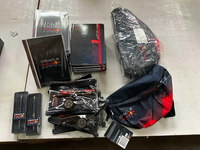 Mix kavel red bull racing max verstappen merchandise - afbeelding 1 van  7