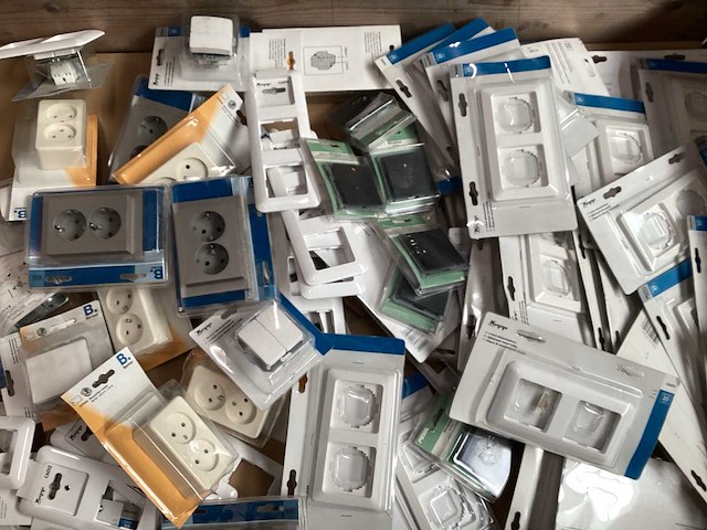 Mix kavel schakelmateriaal - afbeelding 1 van  6