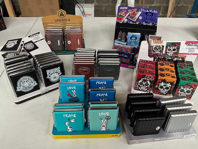 Mix kavel sigaretten cases in display - afbeelding 1 van  7
