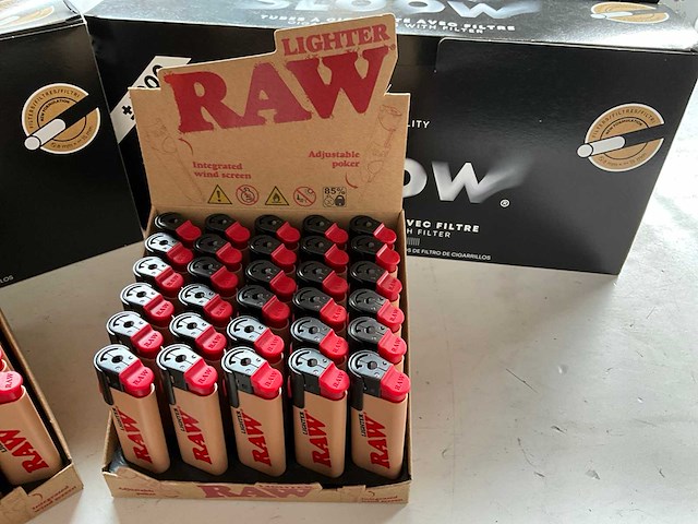 Mix kavel sigaretten hulzen en aanstekers - afbeelding 2 van  5