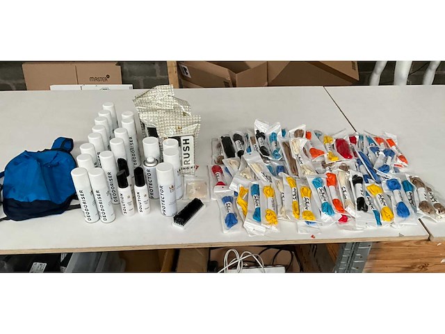 Mix kavel sneaker onderhoud producten & veters - afbeelding 1 van  9
