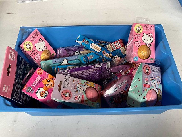 Mix kavel verzorgings artikelen in kinder thema - afbeelding 1 van  5