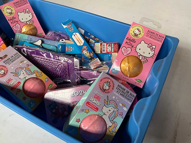Mix kavel verzorgings artikelen in kinder thema - afbeelding 2 van  5