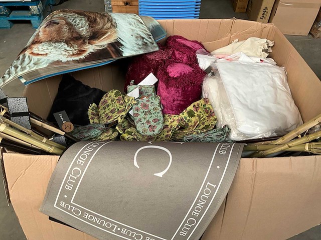 Mix kavel woonaccessoires, o.a. keukentextiel, kussens en deurmatten - afbeelding 2 van  10