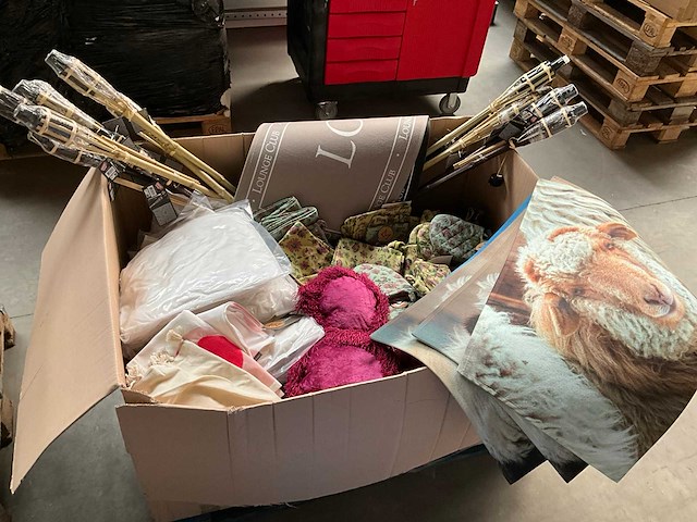 Mix kavel woonaccessoires, o.a. keukentextiel, kussens en deurmatten - afbeelding 1 van  10