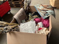 Mix kavel woonaccessoires, o.a. keukentextiel, kussens en deurmatten - afbeelding 3 van  10