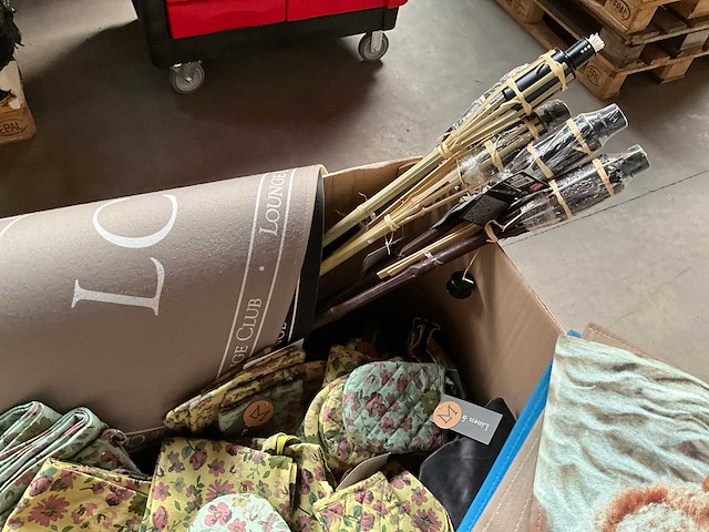 Mix kavel woonaccessoires, o.a. keukentextiel, kussens en deurmatten - afbeelding 4 van  10