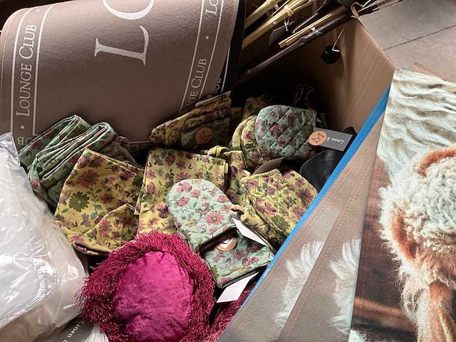 Mix kavel woonaccessoires, o.a. keukentextiel, kussens en deurmatten - afbeelding 5 van  10