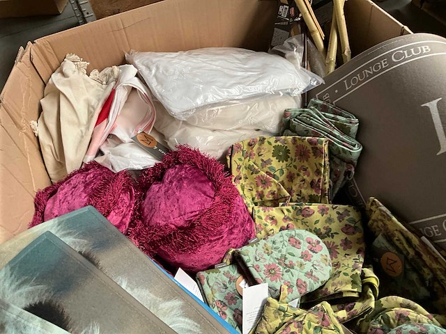 Mix kavel woonaccessoires, o.a. keukentextiel, kussens en deurmatten - afbeelding 7 van  10