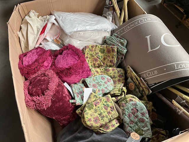 Mix kavel woonaccessoires, o.a. keukentextiel, kussens en deurmatten - afbeelding 8 van  10