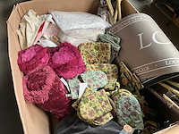 Mix kavel woonaccessoires, o.a. keukentextiel, kussens en deurmatten - afbeelding 8 van  10