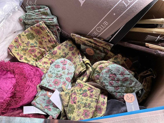 Mix kavel woonaccessoires, o.a. keukentextiel, kussens en deurmatten - afbeelding 9 van  10